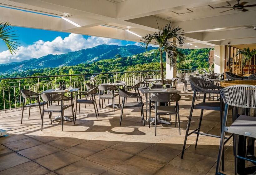 Отель Hilton Trinidad & Conference Centre