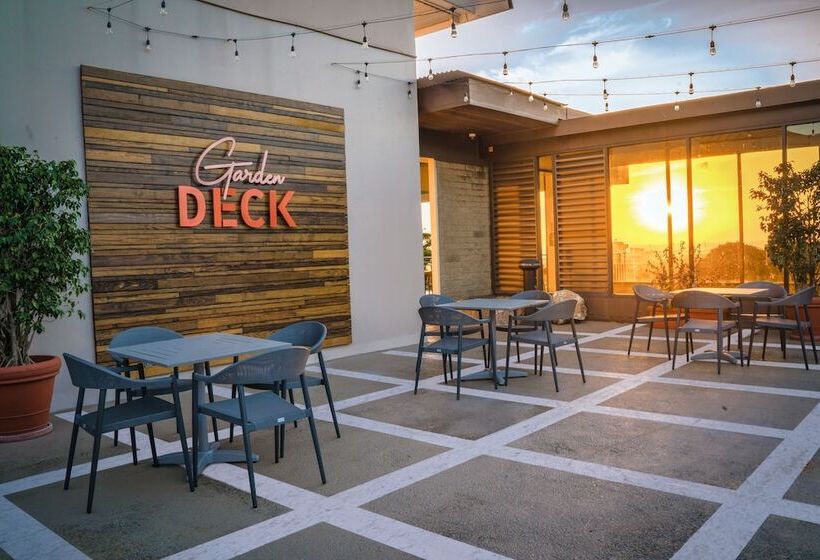 Отель Hilton Trinidad & Conference Centre