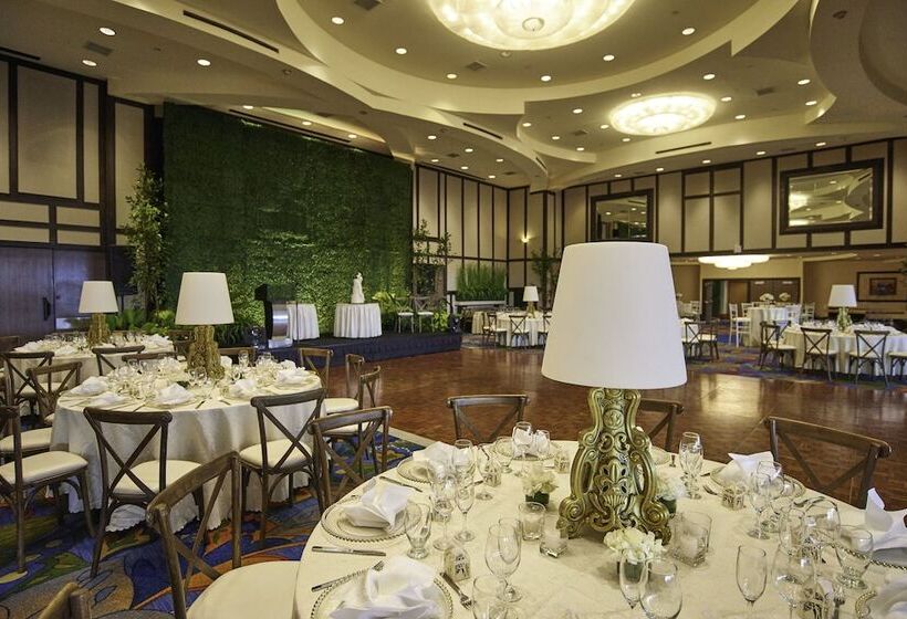 Отель Hilton Trinidad & Conference Centre