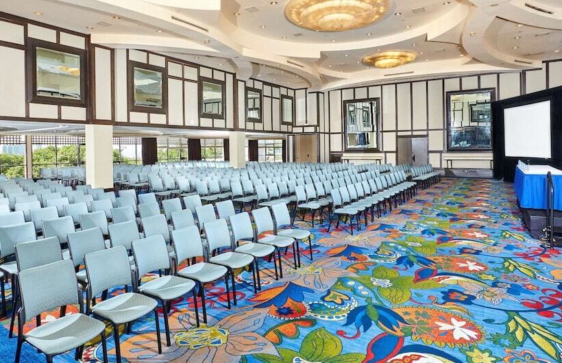 Отель Hilton Trinidad & Conference Centre