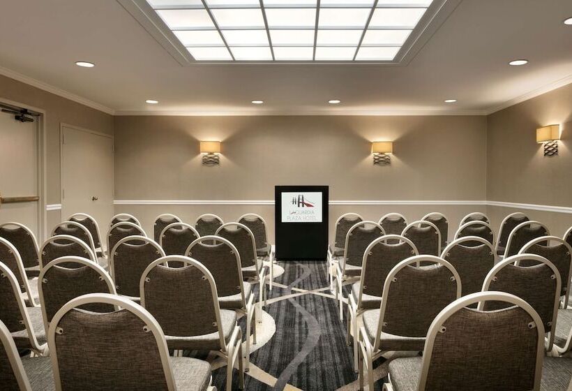 ホテル Laguardia Plaza