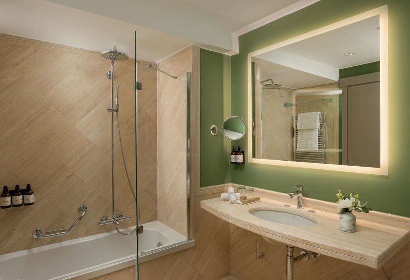 هتل NH Collection Milano Touring