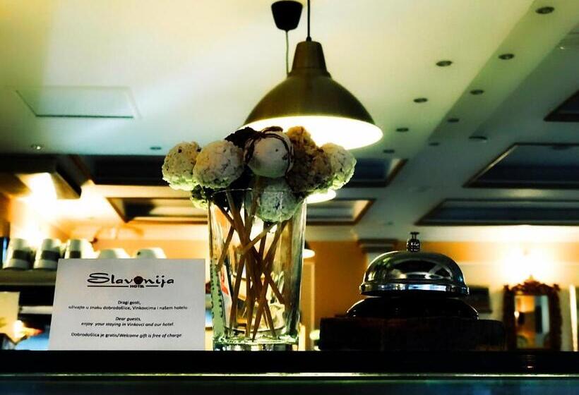 ホテル Slavonija