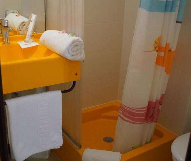 בית מלון כפרי The Originals Access, Bourges Nord Saintdoulchard