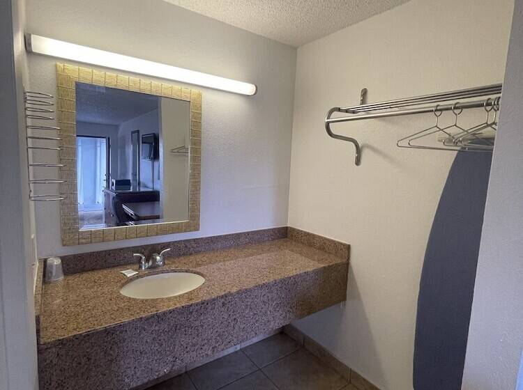 מוטל Ambassador Inn