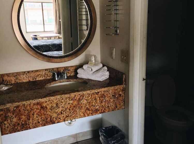 מוטל Ambassador Inn