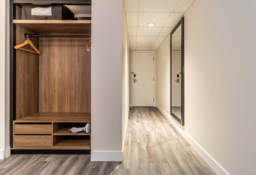 Atrium Hotel Vancouver