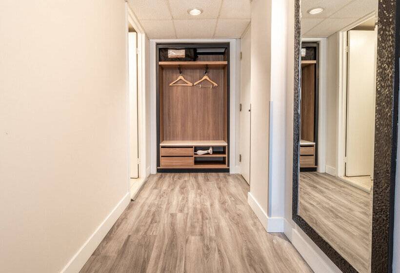 Atrium Hotel Vancouver