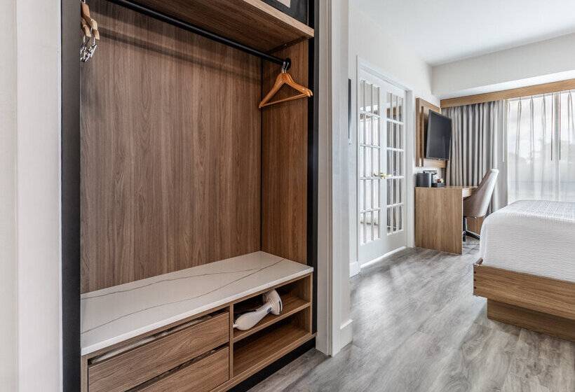 Atrium Hotel Vancouver