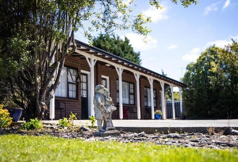 Colonial Lodge Motel