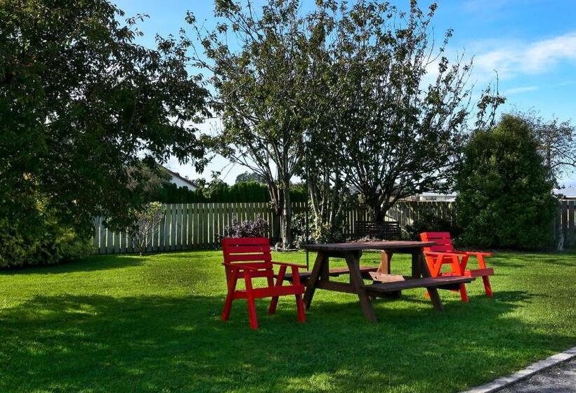 Colonial Lodge Motel