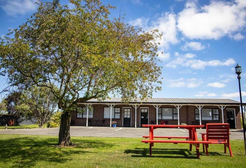 Colonial Lodge Motel