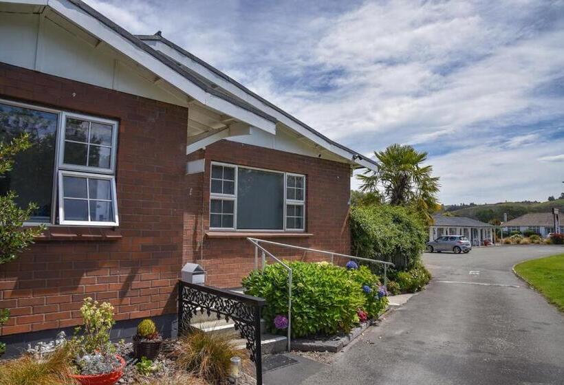 Colonial Lodge Motel