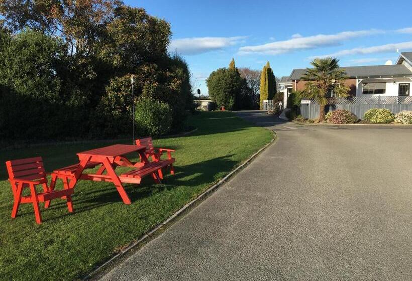 Colonial Lodge Motel