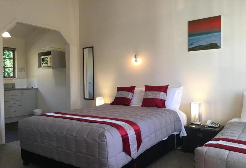 Colonial Lodge Motel