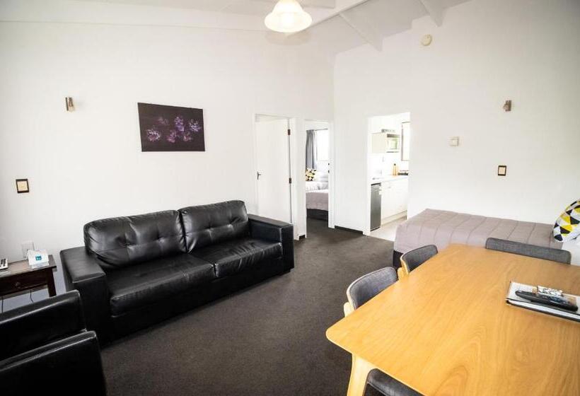 Colonial Lodge Motel