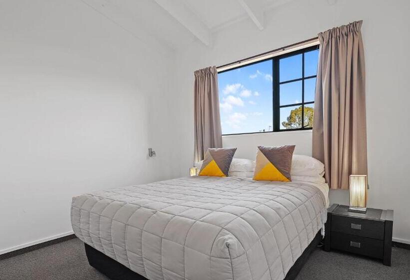 Colonial Lodge Motel