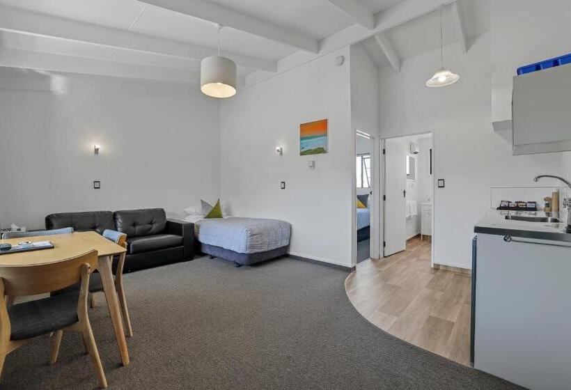 Colonial Lodge Motel