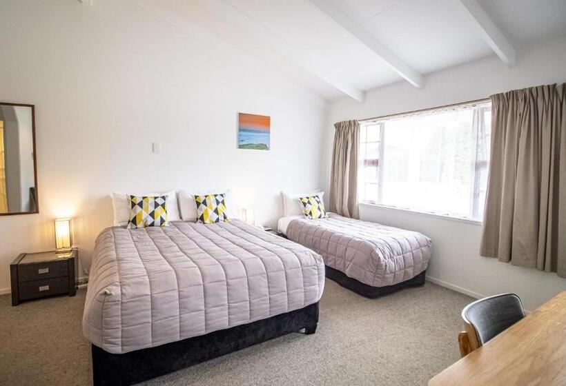 Colonial Lodge Motel