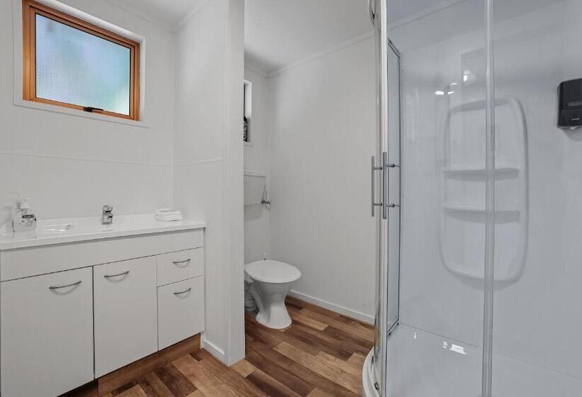 Colonial Lodge Motel