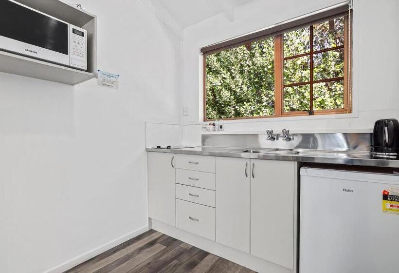 Colonial Lodge Motel