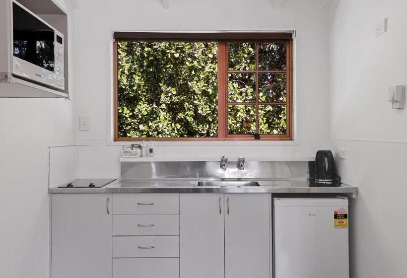 Colonial Lodge Motel