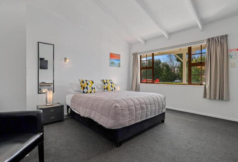 Colonial Lodge Motel