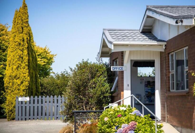 Colonial Lodge Motel