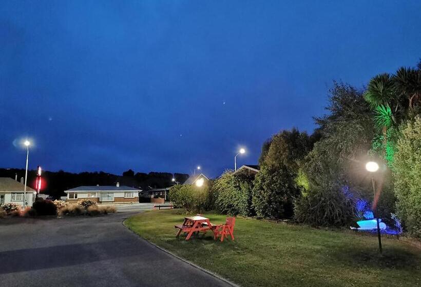 Colonial Lodge Motel