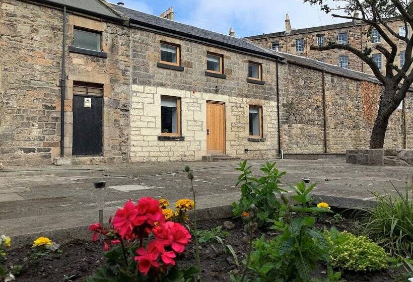 Cairn Hotel & Apartments