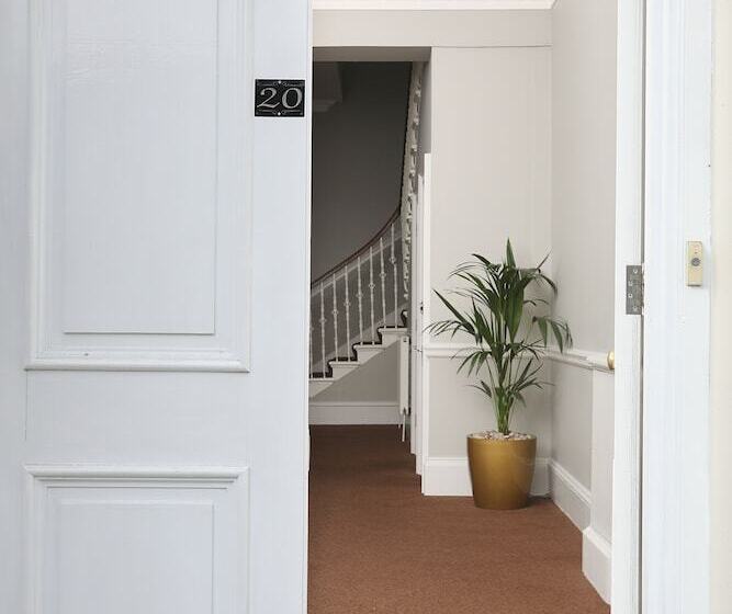 Cairn Hotel & Apartments