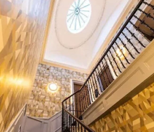 Cairn Hotel & Apartments