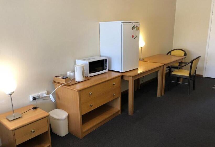 فندق Canberra Lyneham Motor Inn