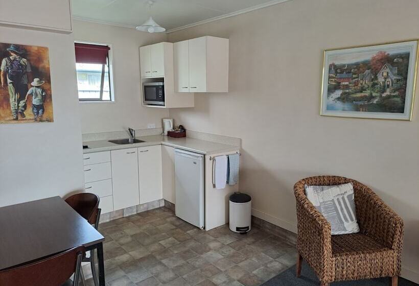 호텔 Commodore Motor Lodge