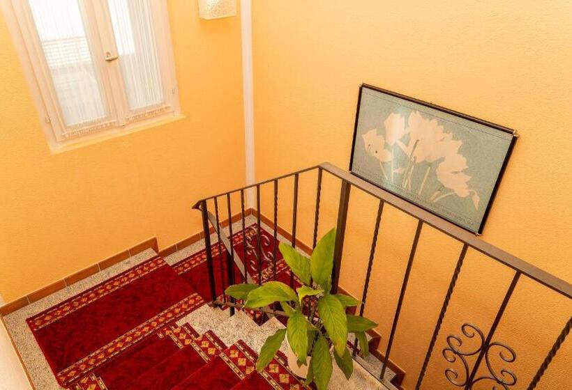 ホテル Garni Dei Fiori