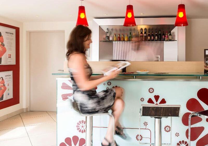 Отель Hôtel Ibis Cognac Centre