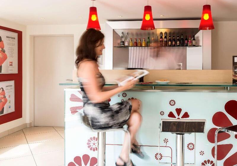 Отель Hôtel Ibis Cognac Centre
