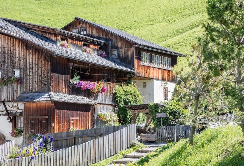 La Perla: The Leading Hotels Of The World