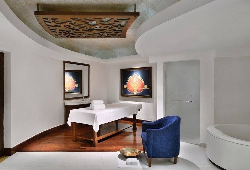 Отель Le Méridien New Delhi