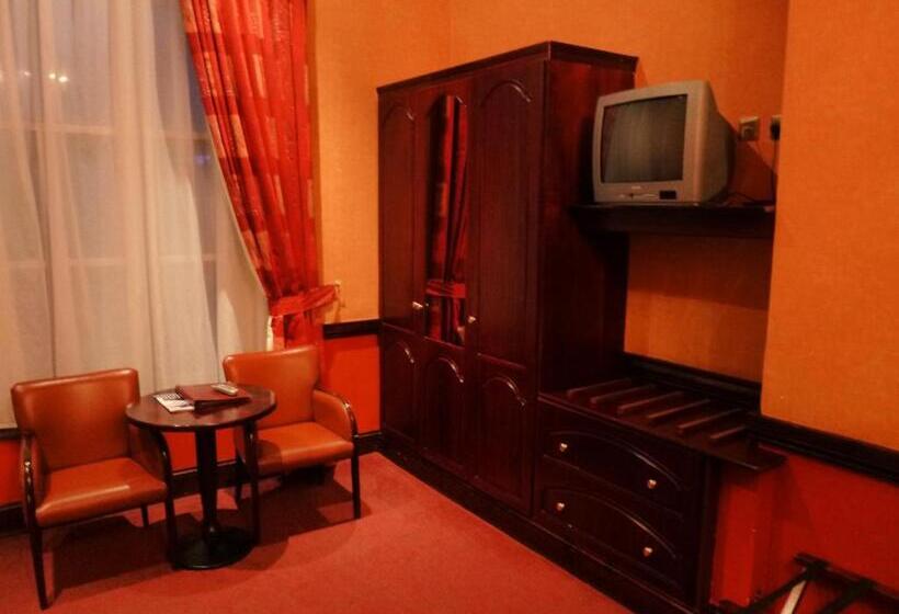 בית מלון כפרי Russell Court