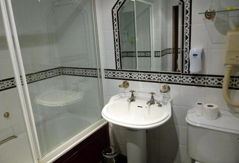 בית מלון כפרי Russell Court