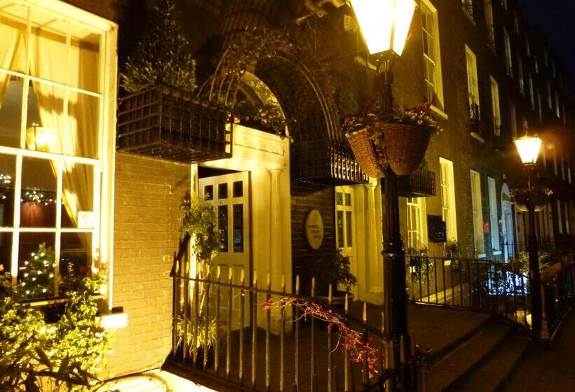 בית מלון כפרי Russell Court