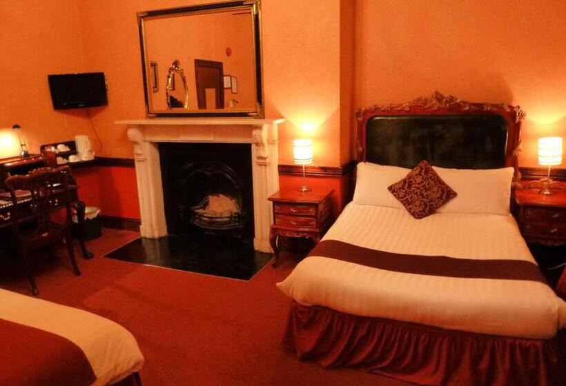 בית מלון כפרי Russell Court