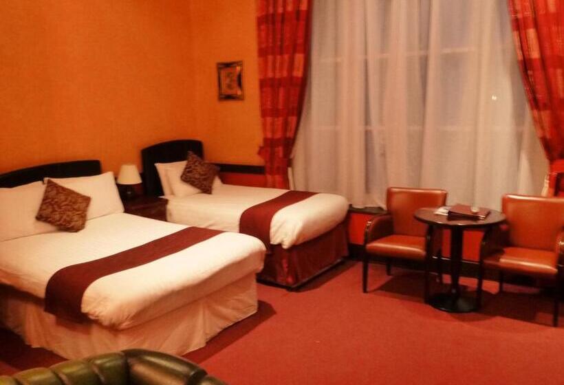 בית מלון כפרי Russell Court