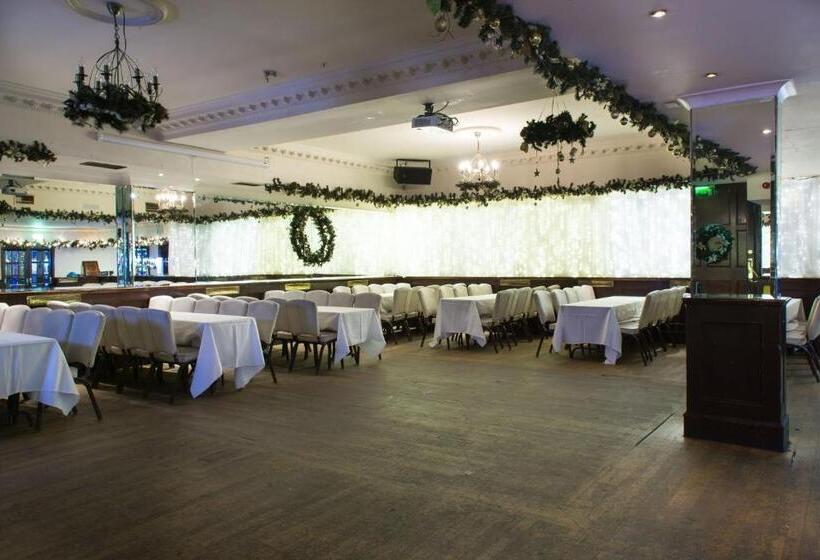 בית מלון כפרי Russell Court