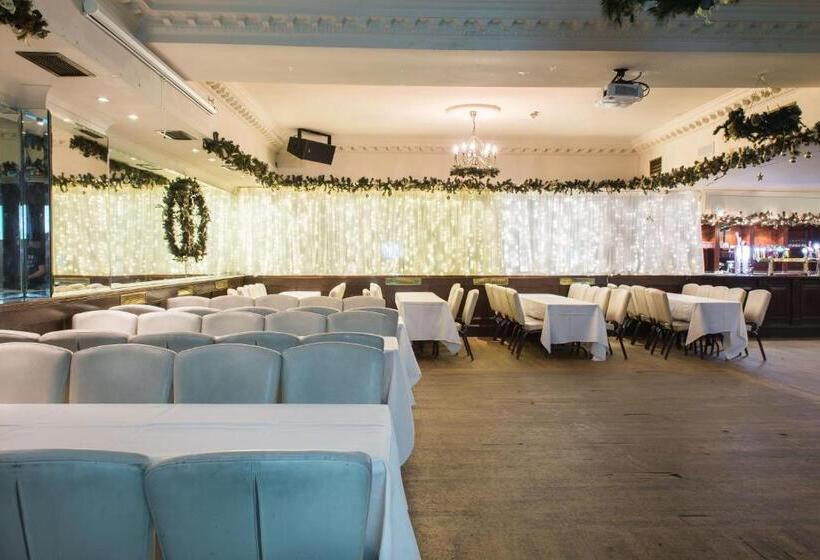 בית מלון כפרי Russell Court