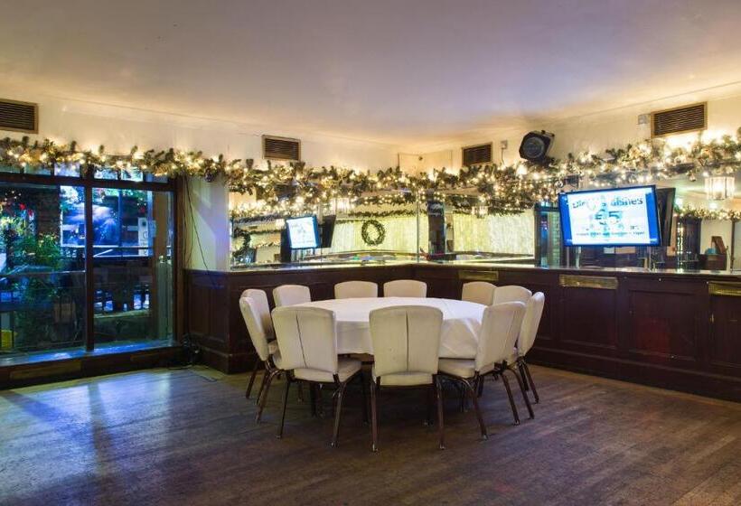 בית מלון כפרי Russell Court