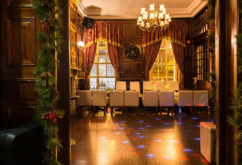 בית מלון כפרי Russell Court