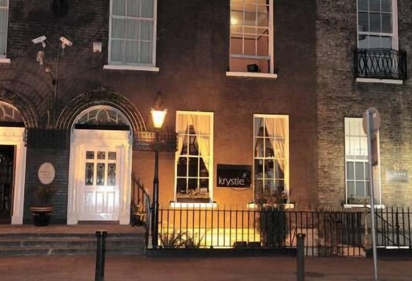 בית מלון כפרי Russell Court