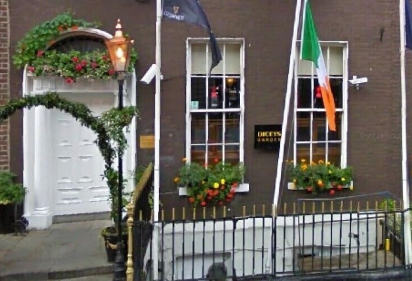 בית מלון כפרי Russell Court